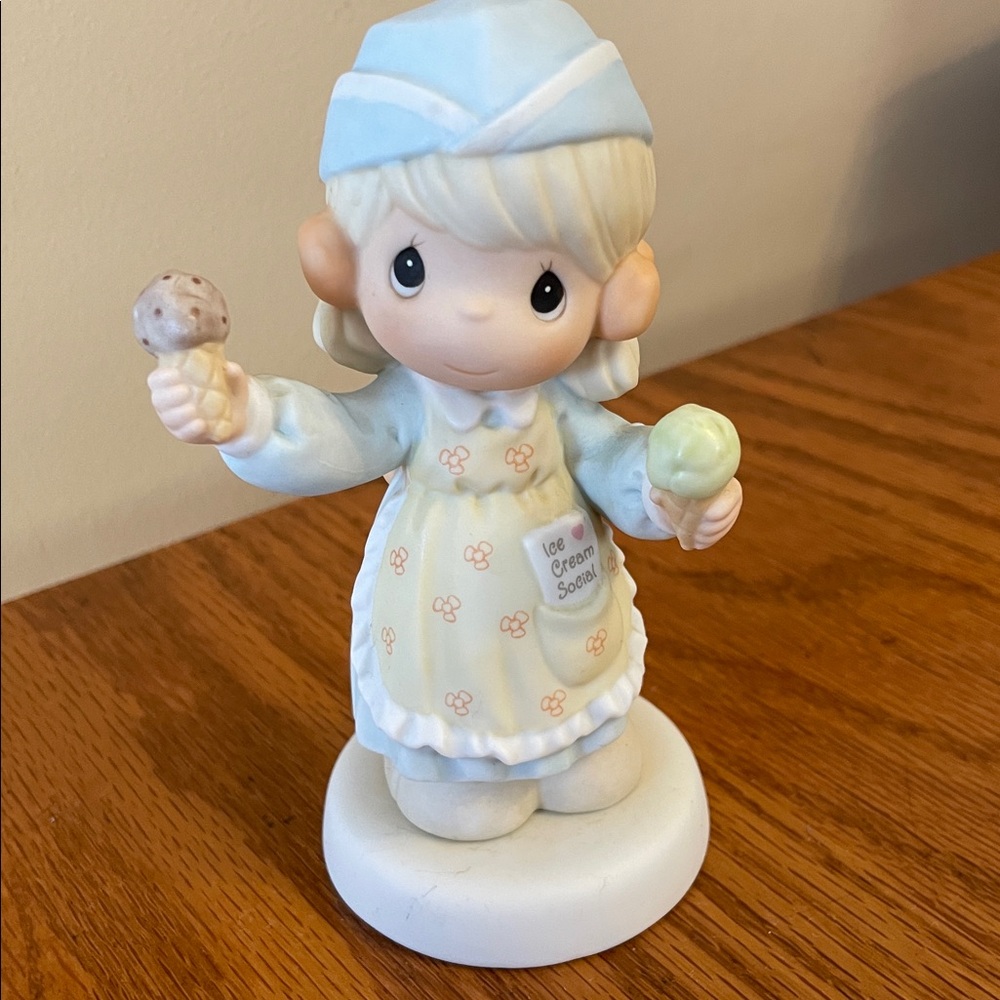 Precious Moments Figurine “Scoop’in Up
Some Love” - Picture 5 of 6